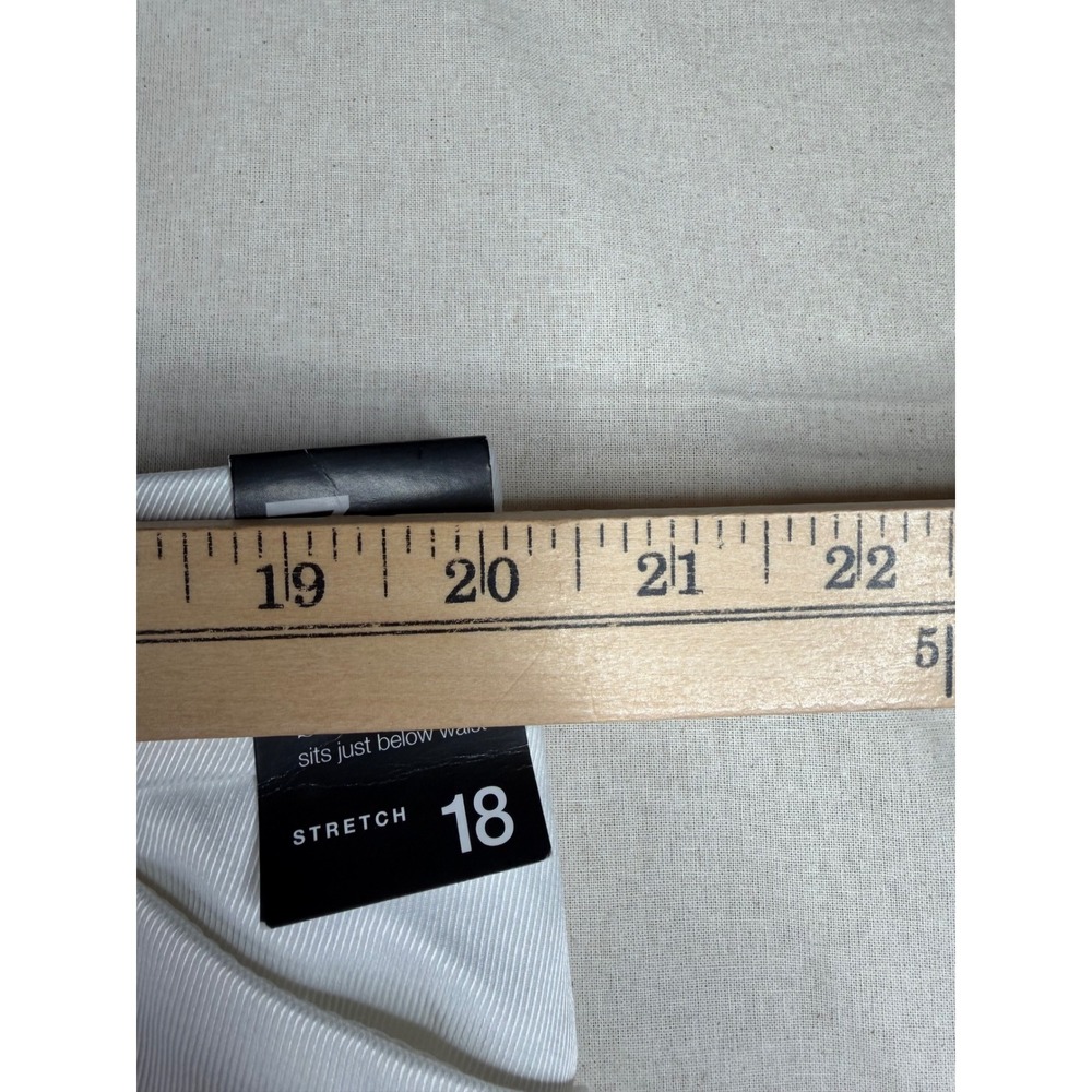 NWT 7th Avenue Bermuda Short size 18 White - Picture 10 of 12